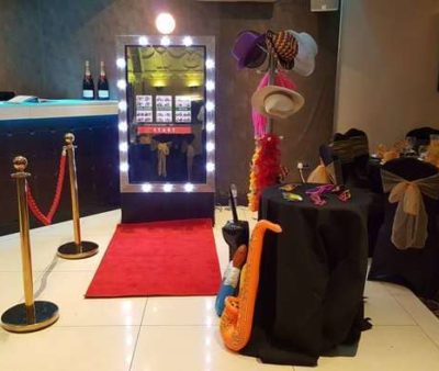 Mirror Booth with red carpet welovebooths